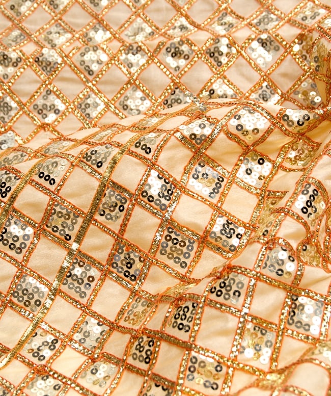 〔50cm切り売り〕インドのスパンコールクロス〔108cm〕 - ベージュ 2 - 拡大写真です。独特な雰囲気があります。