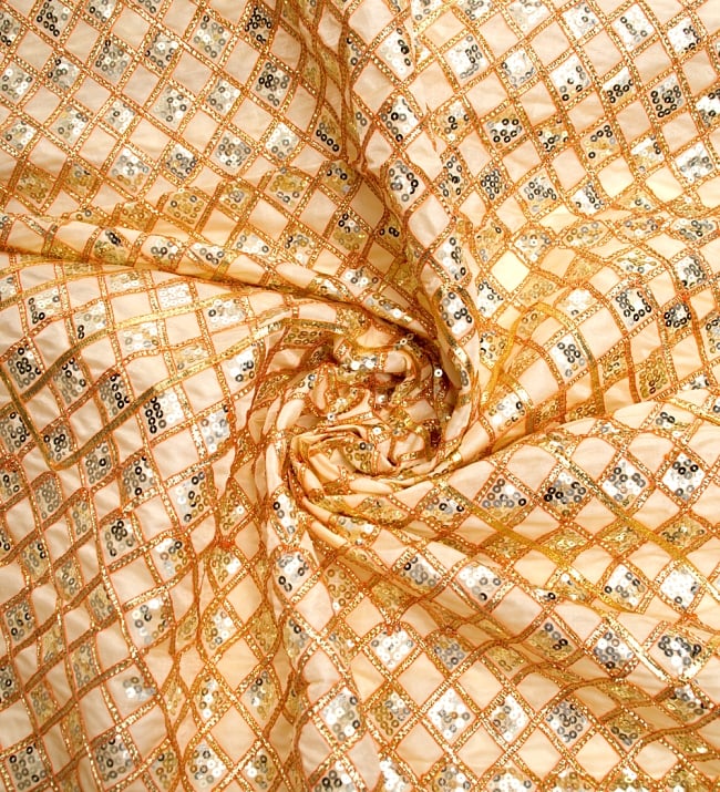 〔50cm切り売り〕インドのスパンコールクロス〔108cm〕 - ベージュ 3 - 布を広げてみたところです。横幅もしっかり大きなサイズ。布の上に置かれているのはサイズ比較用の当店A4サイズカタログです。