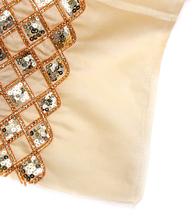 〔50cm切り売り〕インドのスパンコールクロス〔108cm〕 - ベージュ 4 - 布をくるりと渦のようにしてみたところです。