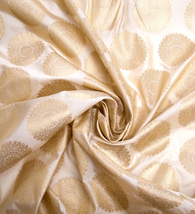 〔1m切り売り〕インドの伝統模様布〔106cm〕 - ホワイト 3 - 布をくるりと渦のようにしてみたところです。
