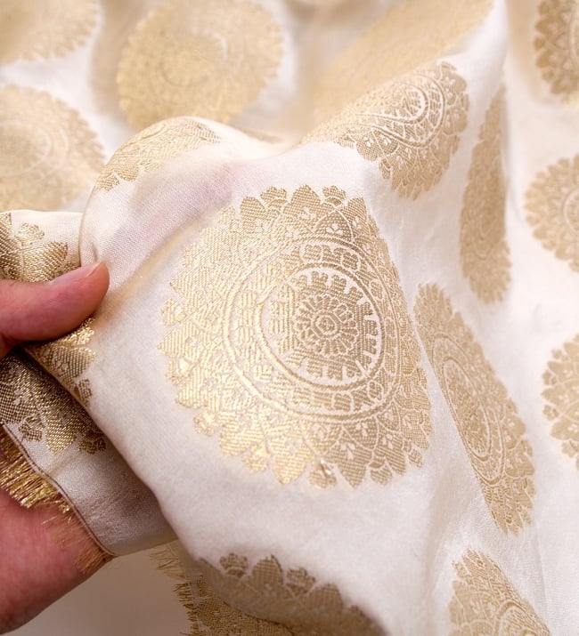 〔1m切り売り〕インドの伝統模様布〔106cm〕 - ホワイト 5 - このような感じの生地になります。手芸からデコレーション用の布などなど、色々な用途にご使用いただけます！