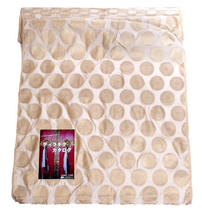 〔1m切り売り〕インドの伝統模様布〔106cm〕 - ホワイト 6 - 布を広げてみたところです。横幅もしっかり大きなサイズ。布の上に置かれているのはサイズ比較用の当店A4サイズカタログです。