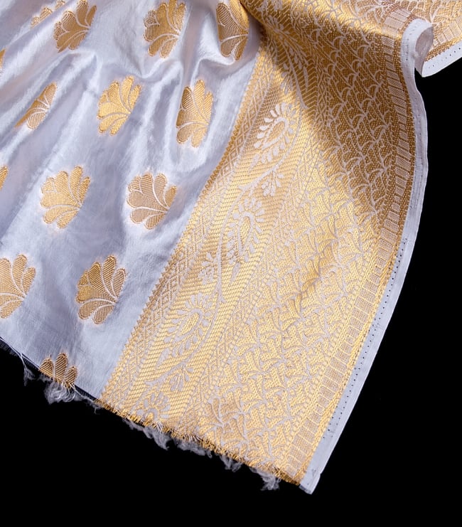 〔1m切り売り〕インドの伝統模様布〔115cm〕 - ホワイト 4 - フチの写真です