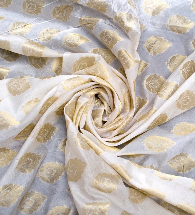 〔1m切り売り〕インドの伝統模様布〔115cm〕 - ホワイト 3 - 布をくるりと渦のようにしてみたところです。