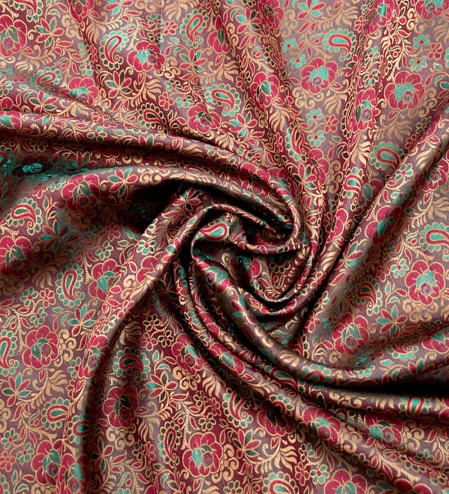 〔1m切り売り〕インドの伝統模様布〔114cm〕 - マルーン 3 - 布をくるりと渦のようにしてみたところです。