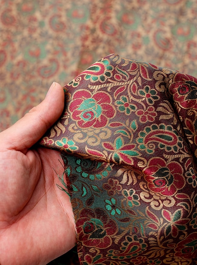 〔1m切り売り〕インドの伝統模様布〔114cm〕 - マルーン 5 - このような感じの生地になります。手芸からデコレーション用の布などなど、色々な用途にご使用いただけます！