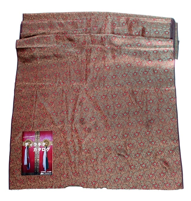 〔1m切り売り〕インドの伝統模様布〔114cm〕 - マルーン 6 - 布を広げてみたところです。横幅もしっかり大きなサイズ。布の上に置かれているのはサイズ比較用の当店A4サイズカタログです。