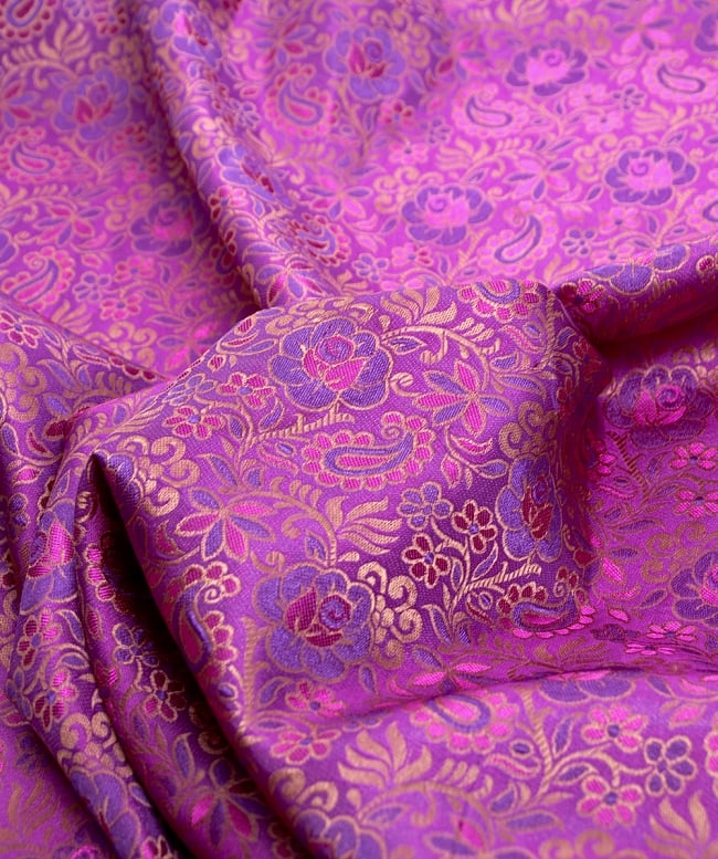 〔1m切り売り〕インドの伝統模様布〔114cm〕 - 赤紫 2 - 拡大写真です。独特な雰囲気があります。