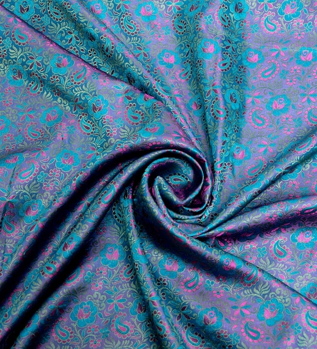 〔1m切り売り〕インドの伝統模様布〔114cm〕 - ブルー 3 - 布をくるりと渦のようにしてみたところです。