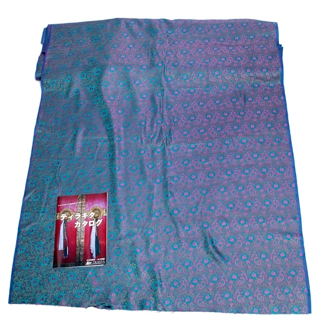 〔1m切り売り〕インドの伝統模様布〔114cm〕 - ブルー 6 - 布を広げてみたところです。横幅もしっかり大きなサイズ。布の上に置かれているのはサイズ比較用の当店A4サイズカタログです。