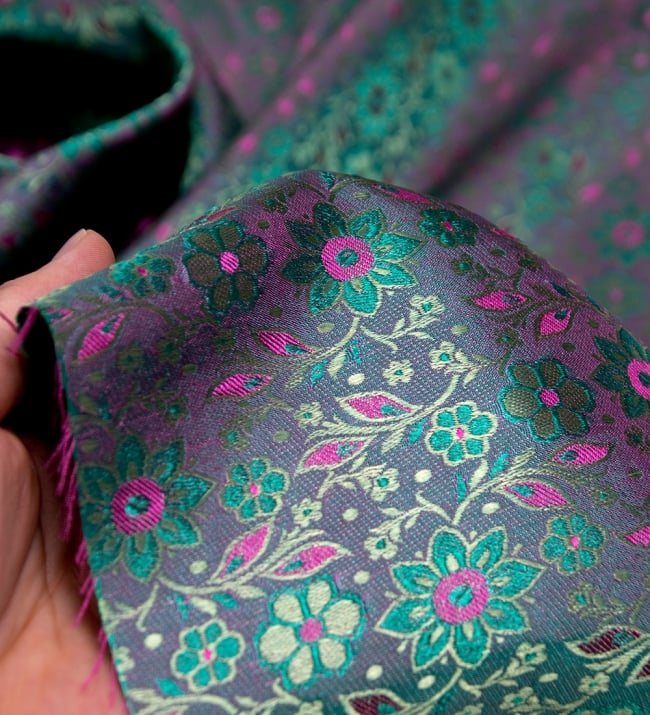 〔1m切り売り〕インドの伝統模様布〔114cm〕 - 青緑 5 - このような感じの生地になります。手芸からデコレーション用の布などなど、色々な用途にご使用いただけます！