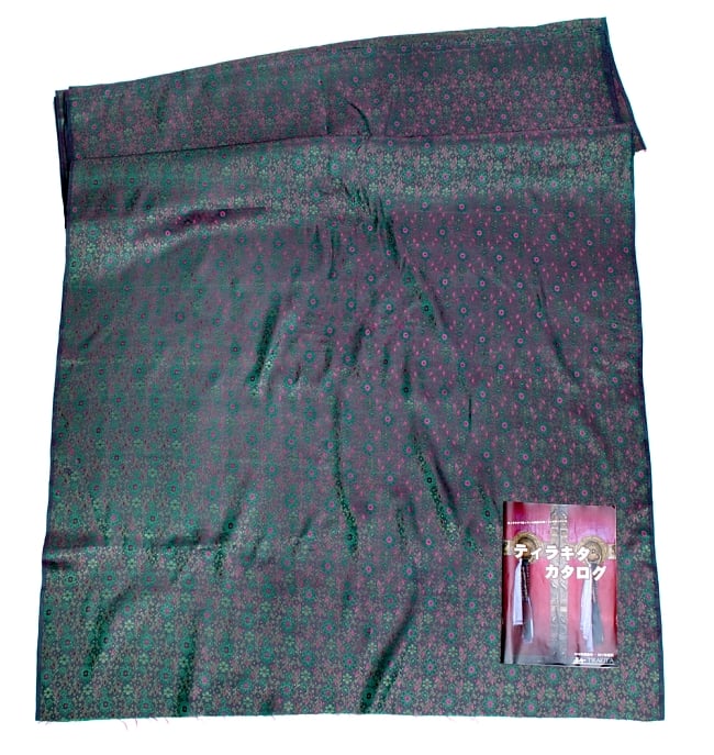 〔1m切り売り〕インドの伝統模様布〔114cm〕 - 青緑 6 - 布を広げてみたところです。横幅もしっかり大きなサイズ。布の上に置かれているのはサイズ比較用の当店A4サイズカタログです。