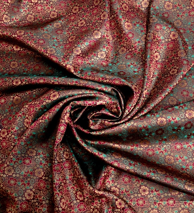 〔1m単位切り売り〕インドの伝統模様布〔114cm〕 - 焦げ茶 3 - 布をくるりと渦のようにしてみたところです。