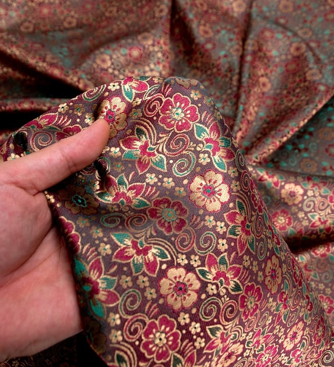 〔1m単位切り売り〕インドの伝統模様布〔114cm〕 - 焦げ茶 5 - このような感じの生地になります。手芸からデコレーション用の布などなど、色々な用途にご使用いただけます！