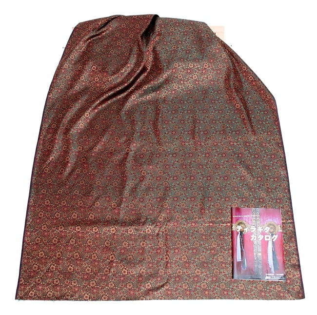 〔1m単位切り売り〕インドの伝統模様布〔114cm〕 - 焦げ茶 6 - 布を広げてみたところです。横幅もしっかり大きなサイズ。布の上に置かれているのはサイズ比較用の当店A4サイズカタログです。