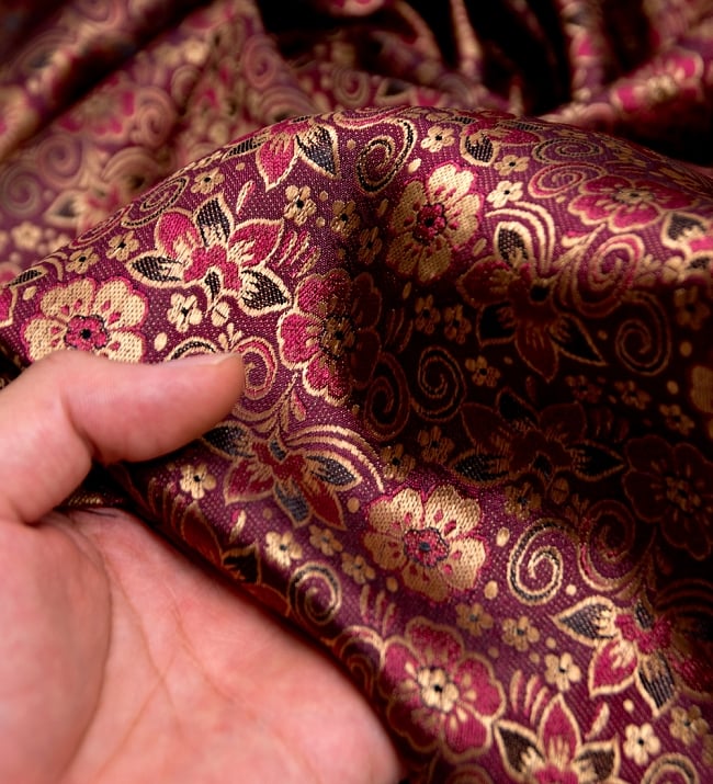 〔1m切り売り〕インドの伝統模様布〔114cm〕 - あずき 5 - このような感じの生地になります。手芸からデコレーション用の布などなど、色々な用途にご使用いただけます！