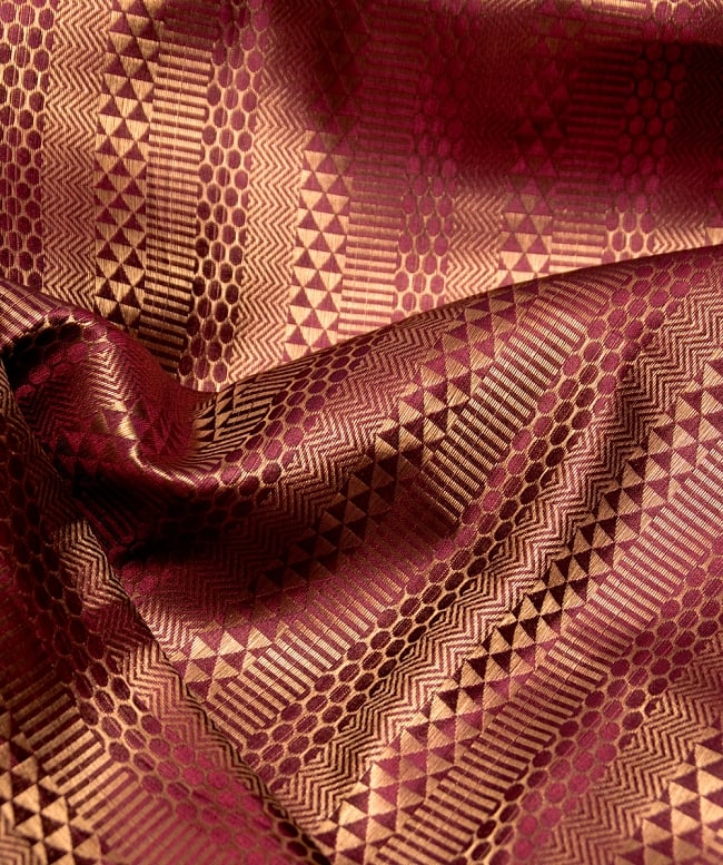 〔1m切り売り〕インドの伝統模様布〔116cm〕 - あずきとゴールド 2 - 拡大写真です。独特な雰囲気があります。