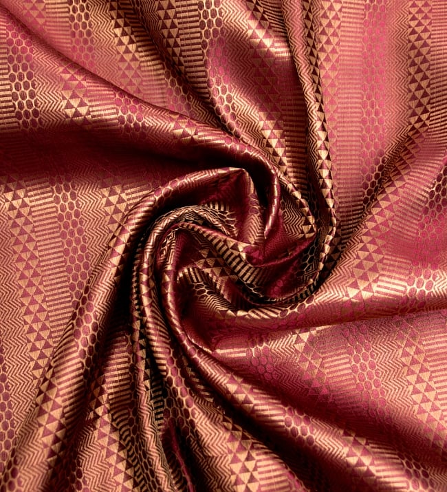 〔1m切り売り〕インドの伝統模様布〔116cm〕 - あずきとゴールド 3 - 布をくるりと渦のようにしてみたところです。