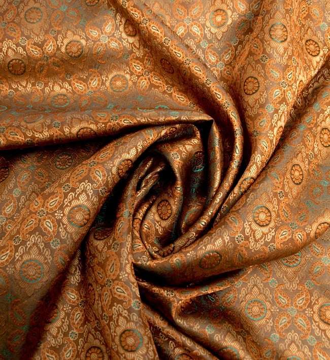 〔1m切り売り〕インドの伝統模様布〔113cm〕 - 黄土色 3 - 布をくるりと渦のようにしてみたところです。