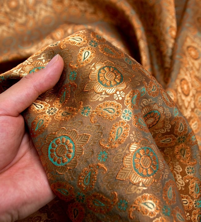 〔1m切り売り〕インドの伝統模様布〔113cm〕 - 黄土色 5 - このような感じの生地になります。手芸からデコレーション用の布などなど、色々な用途にご使用いただけます！