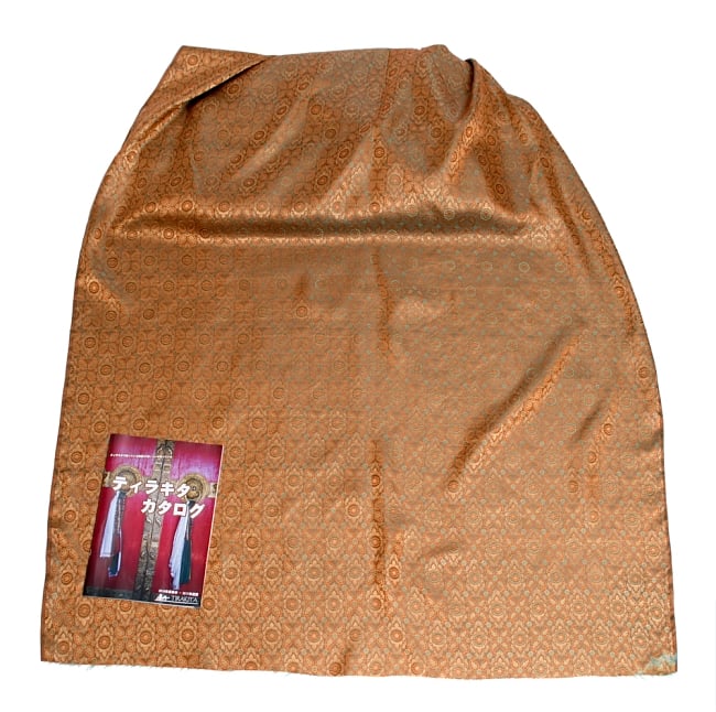 〔1m切り売り〕インドの伝統模様布〔113cm〕 - 黄土色 6 - 布を広げてみたところです。横幅もしっかり大きなサイズ。布の上に置かれているのはサイズ比較用の当店A4サイズカタログです。