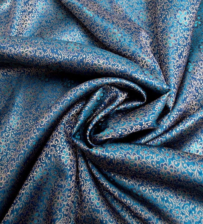 〔1m切り売り〕インドの伝統模様布〔113cm〕 - ブルー 3 - 布をくるりと渦のようにしてみたところです。
