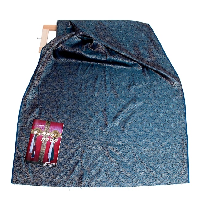 〔1m切り売り〕インドの伝統模様布〔113cm〕 - ブルー 6 - 布を広げてみたところです。横幅もしっかり大きなサイズ。布の上に置かれているのはサイズ比較用の当店A4サイズカタログです。