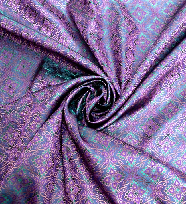 〔1m切り売り〕インドの伝統模様布〔113cm〕 - パープル 3 - 布をくるりと渦のようにしてみたところです。