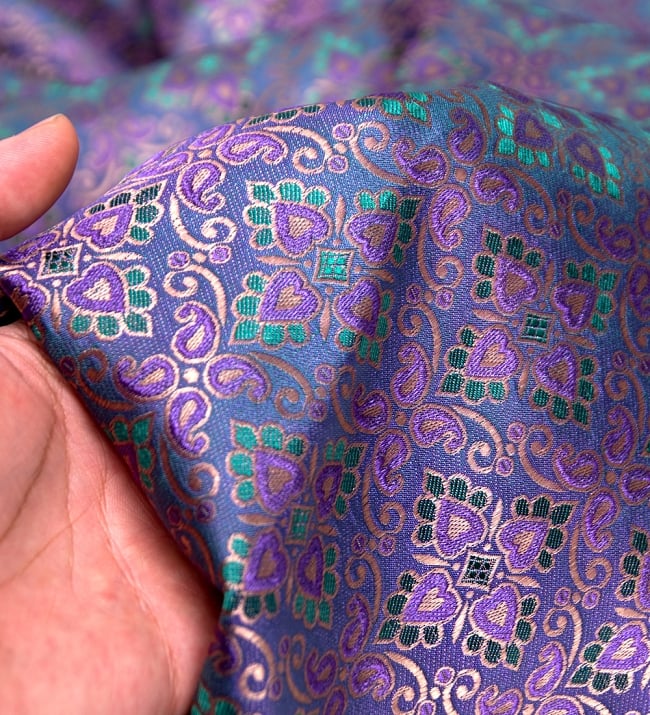 〔1m切り売り〕インドの伝統模様布〔113cm〕 - パープル 5 - このような感じの生地になります。手芸からデコレーション用の布などなど、色々な用途にご使用いただけます！