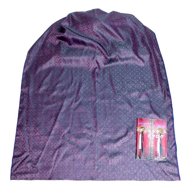 〔1m切り売り〕インドの伝統模様布〔113cm〕 - パープル 6 - 布を広げてみたところです。横幅もしっかり大きなサイズ。布の上に置かれているのはサイズ比較用の当店A4サイズカタログです。