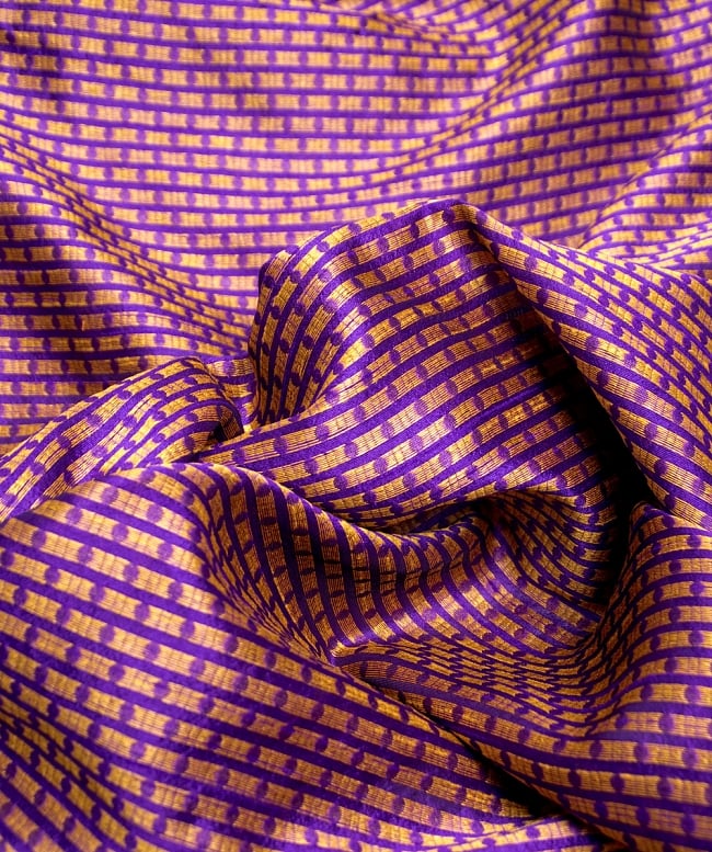 〔1m切り売り〕インドの伝統模様布〔112cm〕 - パープル 2 - 拡大写真です。独特な雰囲気があります。