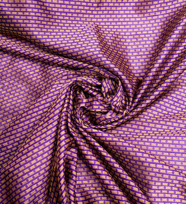 〔1m切り売り〕インドの伝統模様布〔112cm〕 - パープル 3 - 布をくるりと渦のようにしてみたところです。