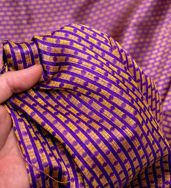 〔1m切り売り〕インドの伝統模様布〔112cm〕 - パープル 5 - このような感じの生地になります。手芸からデコレーション用の布などなど、色々な用途にご使用いただけます！