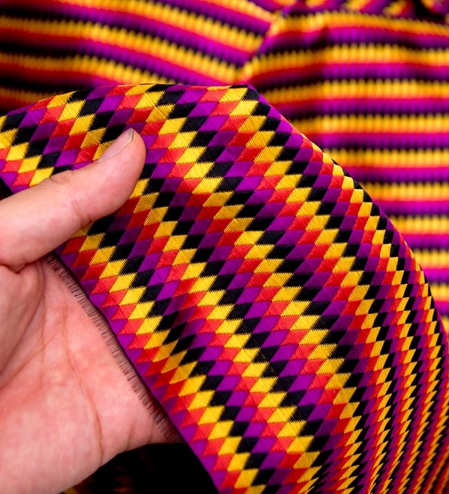 〔1m切り売り〕インドのマルチカラークロス〔109cm〕 - 紫×黒×黄色 5 - このような感じの生地になります。手芸からデコレーション用の布などなど、色々な用途にご使用いただけます！