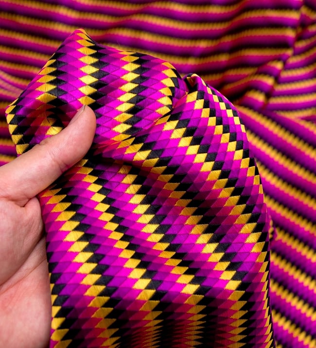 〔1m切り売り〕インドのマルチカラークロス〔109cm〕 - 赤紫×黒×黄色 5 - このような感じの生地になります。手芸からデコレーション用の布などなど、色々な用途にご使用いただけます！