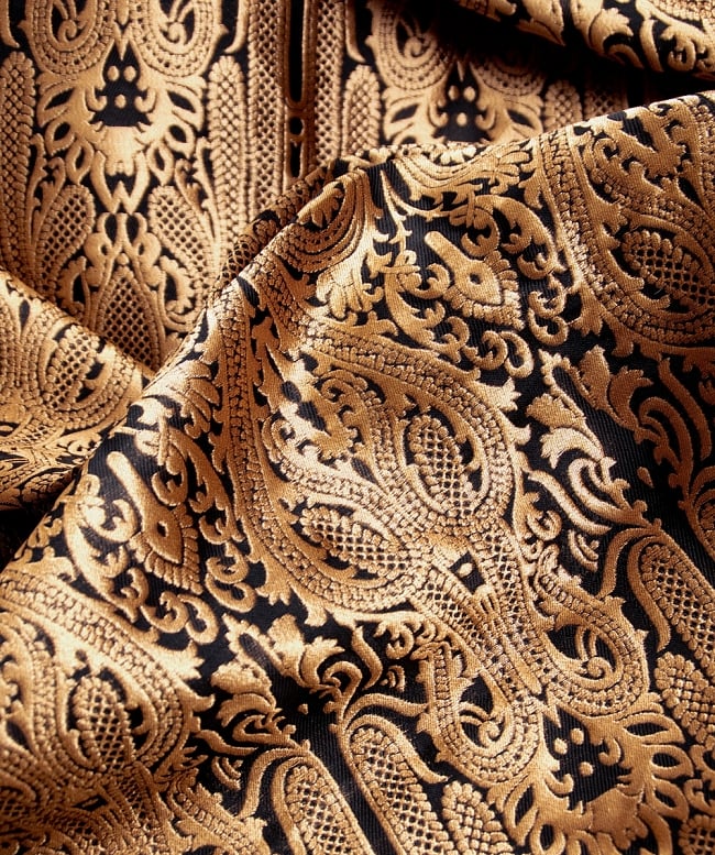 〔1m切り売り〕インドのゴージャス刺繍伝統模様布〔112cm〕 - ゴールド 2 - 拡大写真です。独特な雰囲気があります。