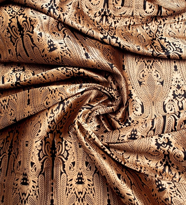 〔1m切り売り〕インドのゴージャス刺繍伝統模様布〔112cm〕 - ゴールド 3 - 布をくるりと渦のようにしてみたところです。