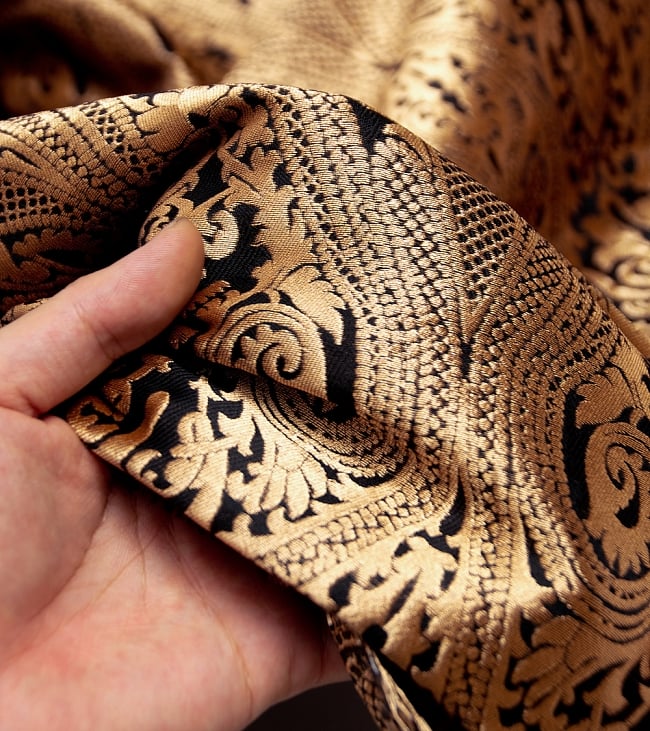 〔1m切り売り〕インドのゴージャス刺繍伝統模様布〔112cm〕 - ゴールド 5 - このような感じの生地になります。手芸からデコレーション用の布などなど、色々な用途にご使用いただけます！
