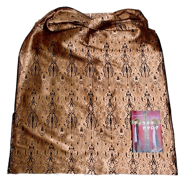 〔1m切り売り〕インドのゴージャス刺繍伝統模様布〔112cm〕 - ゴールド 6 - 布を広げてみたところです。横幅もしっかり大きなサイズ。布の上に置かれているのはサイズ比較用の当店A4サイズカタログです。