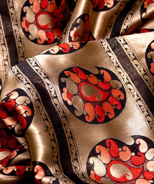 〔1m切り売り〕インドのゴージャス刺繍伝統模様布〔122cm〕 - ゴールド×赤系 2 - 拡大写真です。独特な雰囲気があります。