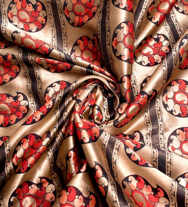 〔1m切り売り〕インドのゴージャス刺繍伝統模様布〔122cm〕 - ゴールド×赤系 3 - 布をくるりと渦のようにしてみたところです。