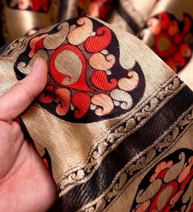 〔1m切り売り〕インドのゴージャス刺繍伝統模様布〔122cm〕 - ゴールド×赤系 5 - このような感じの生地になります。手芸からデコレーション用の布などなど、色々な用途にご使用いただけます！