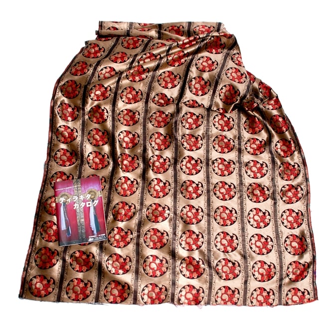 〔1m切り売り〕インドのゴージャス刺繍伝統模様布〔122cm〕 - ゴールド×赤系 6 - 布を広げてみたところです。横幅もしっかり大きなサイズ。布の上に置かれているのはサイズ比較用の当店A4サイズカタログです。