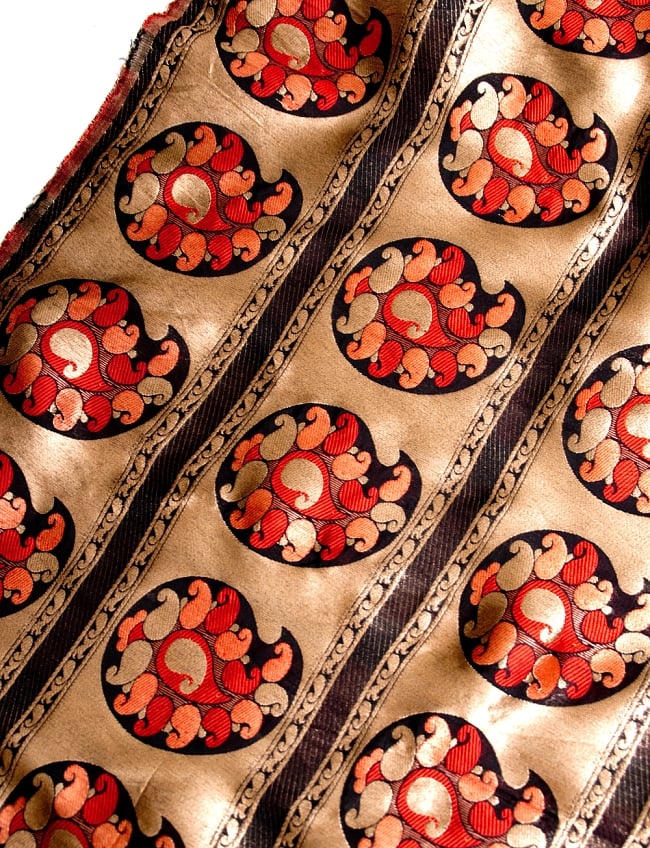 〔1m切り売り〕インドのゴージャス刺繍伝統模様布〔122cm〕 - ゴールド×赤系の写真1枚目です。インドからやってきた切り売り布です。切り売り,計り売り布,布 生地,アジア布,手芸,生地,アジアン,ファブリック,テーブルクロス,ソファーカバー