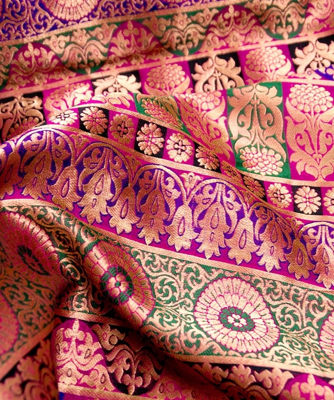 〔1m切り売り〕インドのゴージャス刺繍伝統模様布〔122cm〕 - パープル系 2 - 拡大写真です。独特な雰囲気があります。