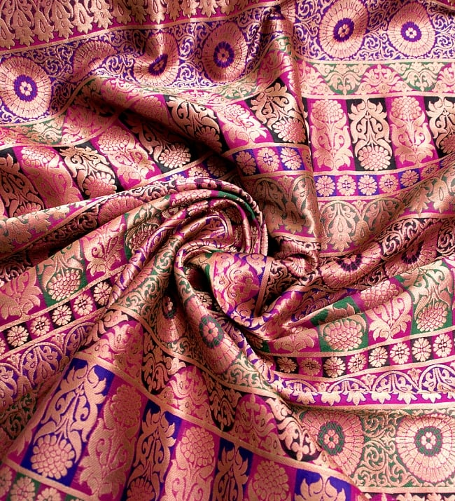 〔1m切り売り〕インドのゴージャス刺繍伝統模様布〔122cm〕 - パープル系 3 - 布をくるりと渦のようにしてみたところです。