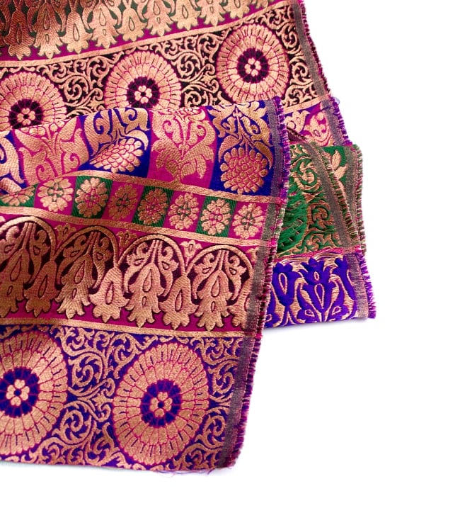 〔1m切り売り〕インドのゴージャス刺繍伝統模様布〔122cm〕 - パープル系 4 - フチの写真です