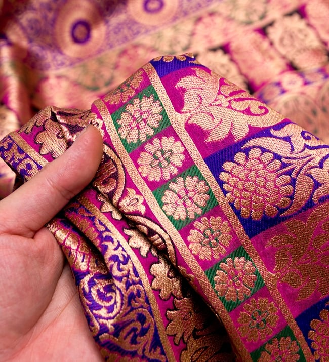 〔1m切り売り〕インドのゴージャス刺繍伝統模様布〔122cm〕 - パープル系 5 - このような感じの生地になります。手芸からデコレーション用の布などなど、色々な用途にご使用いただけます！