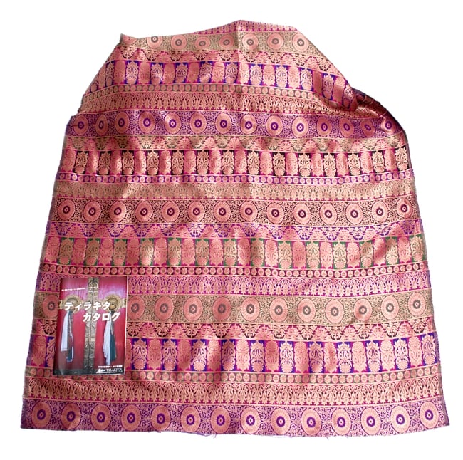〔1m切り売り〕インドのゴージャス刺繍伝統模様布〔122cm〕 - パープル系 6 - 布を広げてみたところです。横幅もしっかり大きなサイズ。布の上に置かれているのはサイズ比較用の当店A4サイズカタログです。