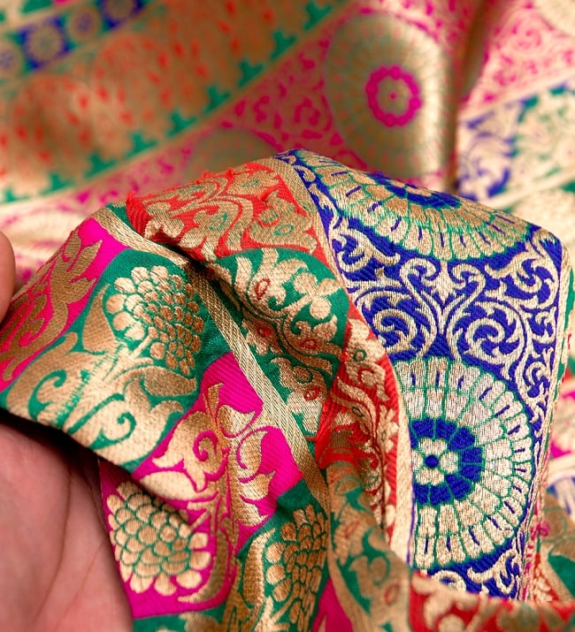 〔1m切り売り〕インドのゴージャス刺繍伝統模様布〔109cm〕 - 緑×青×赤×ピンク系 5 - このような感じの生地になります。手芸からデコレーション用の布などなど、色々な用途にご使用いただけます！